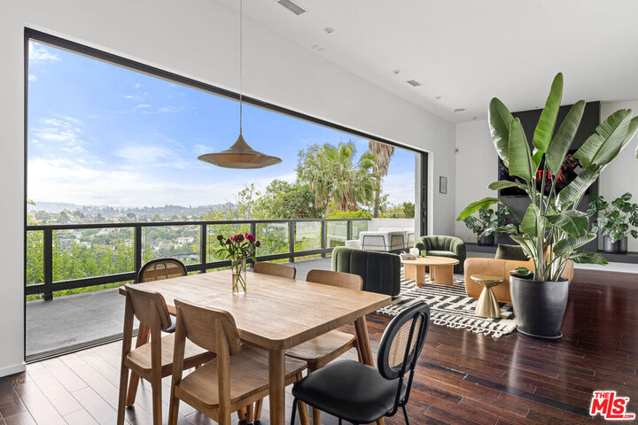 Property Photo: 2300 Ronda Vista Dr CA 90027