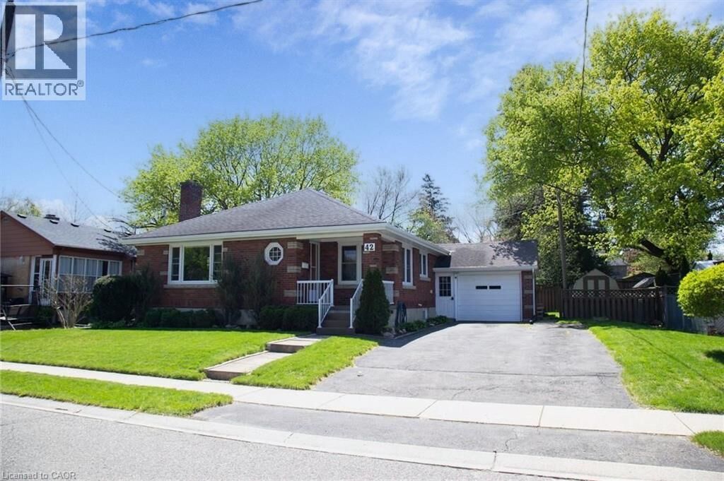 Property Photo:  42 Hawthorne Avenue  ON N3Y 2L9 