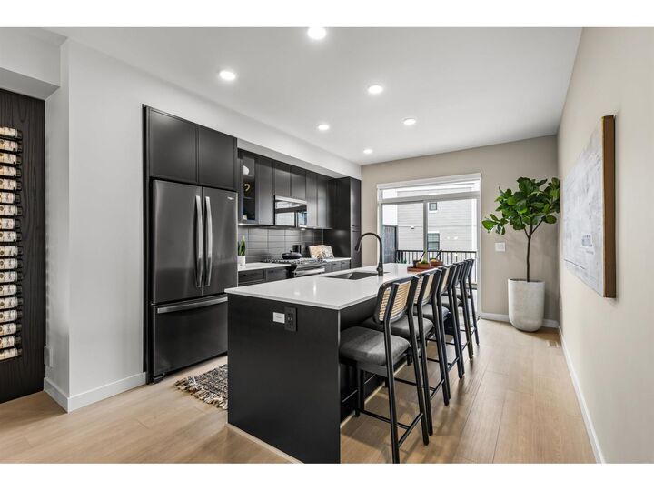 Property Photo:  2886 Montrose Avenue 2  BC V2S 0N7 