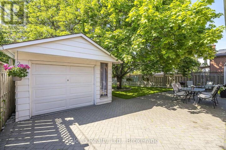 Photo de la propriété:  127 Silverhill Drive  ON M9B 3W6 