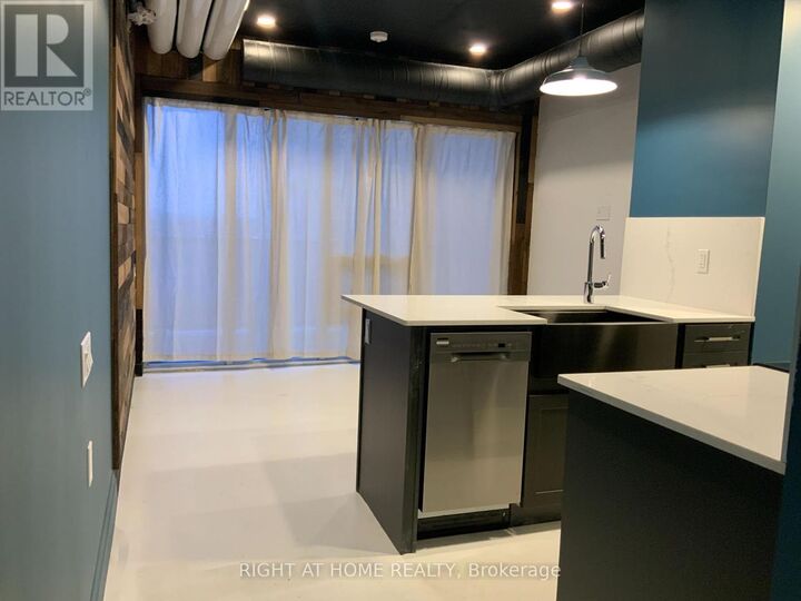 Property Photo:  1035 Southdown Road 1514  ON L5J 0A2 