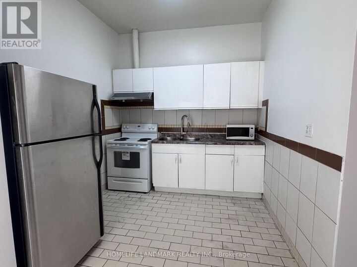 Property Photo:  450 Spadina Avenue 3rd Fl #2  ON M5T 2G8 