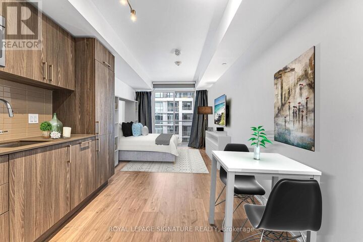 Property Photo:  27 Bathurst Street 519  ON M5V 0R1 