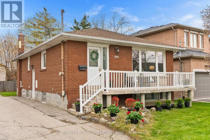 Property Photo:  995 Garrard Avenue  ON L5E 1L4 