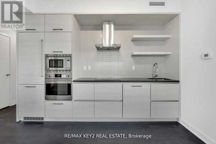 Property Photo:  2221 Yonge Street 3402  ON M4S 0B8 