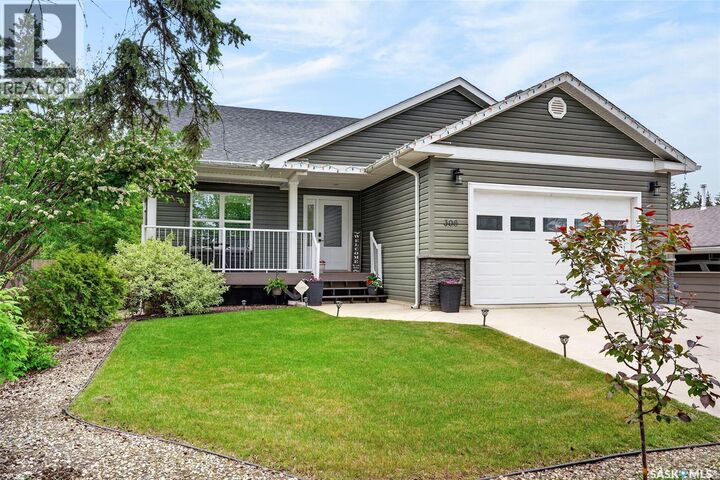 Property Photo:  306 Burrows Avenue E  SK S0E 1A0 