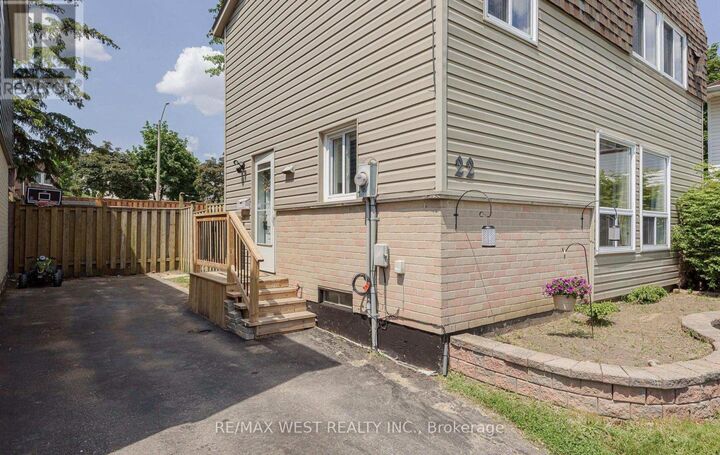 Property Photo:  22 Josephine Court East  ON L6S 2L3 