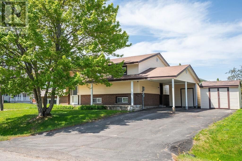 Property Photo:  84 Koprash Ct  ON P6B 5R9 