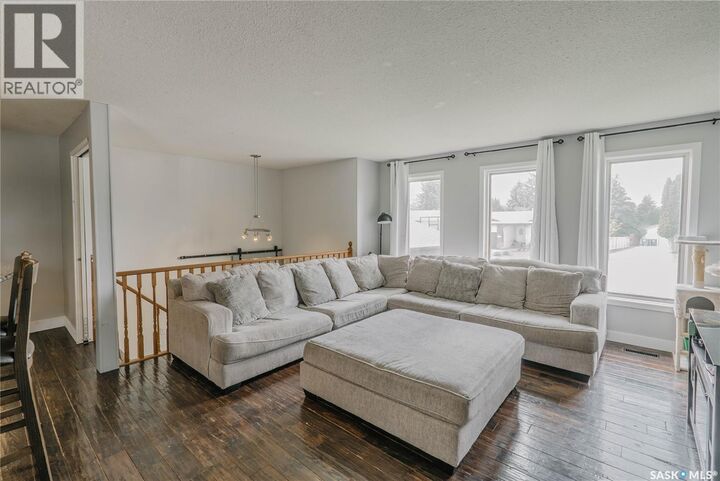 Property Photo:  335 Thain Crescent  SK S7K 6N1 