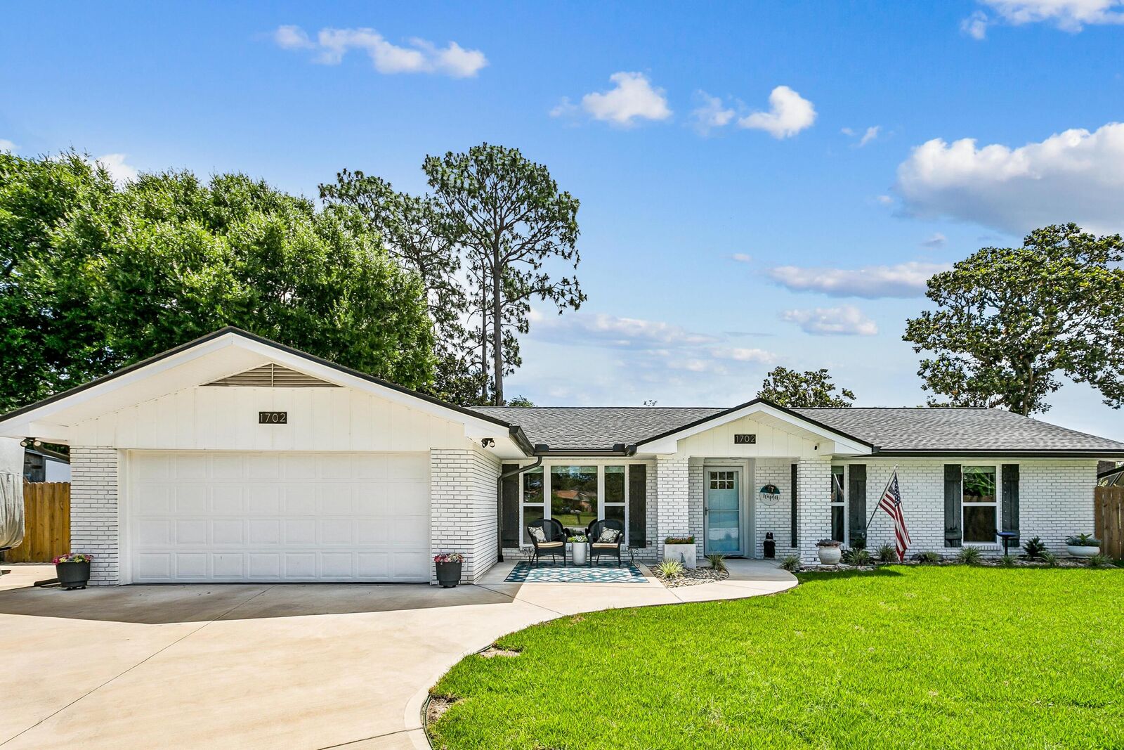 Property Photo: 1702 Green Palm Circle FL 32578
