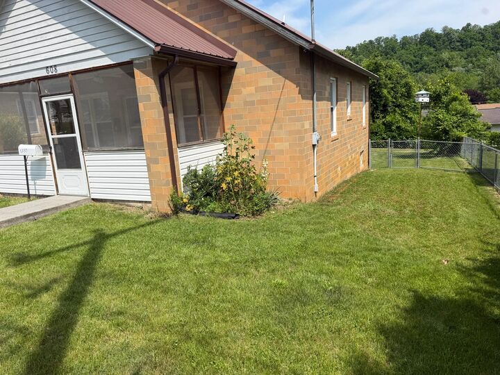 Property Photo:  1337 E Main St  WV 24986 