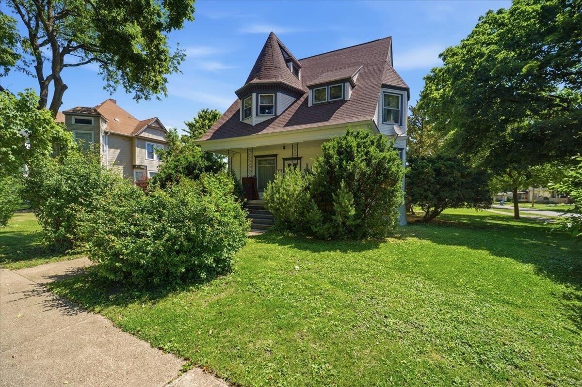 Property Photo:  203 1st Ave NE  IA 50662 