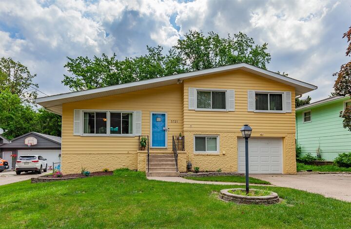 Property Photo:  5721 SE 7th Court  IA 50315 