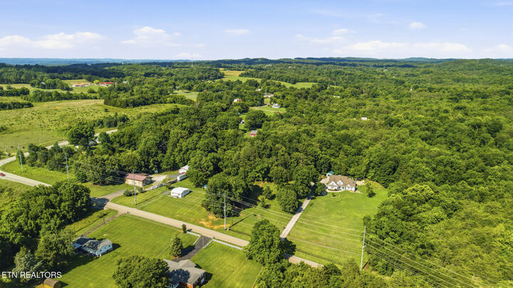 Property Photo: 824 Midway Rd TN 37871
