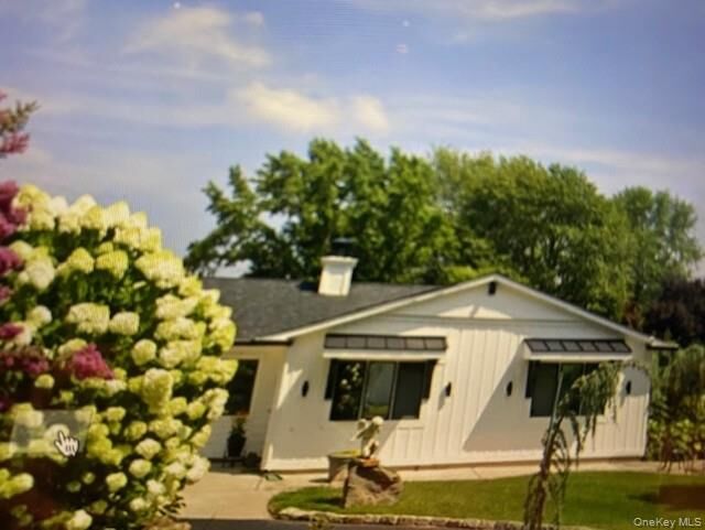 Property Photo:  1 Leesburg Court  NY 11766 