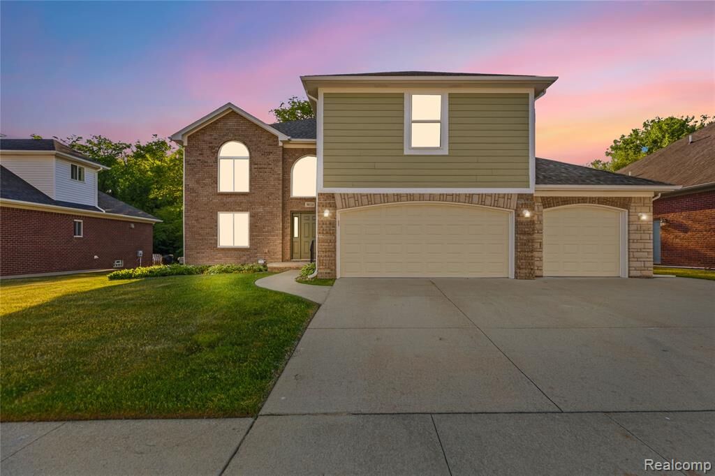 Property Photo:  38124 Cobble Creek Court  MI 48312 2001 