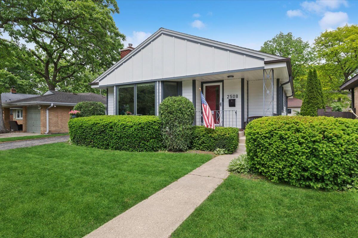 Property Photo:  2508 W Sibley Street  IL 60068 