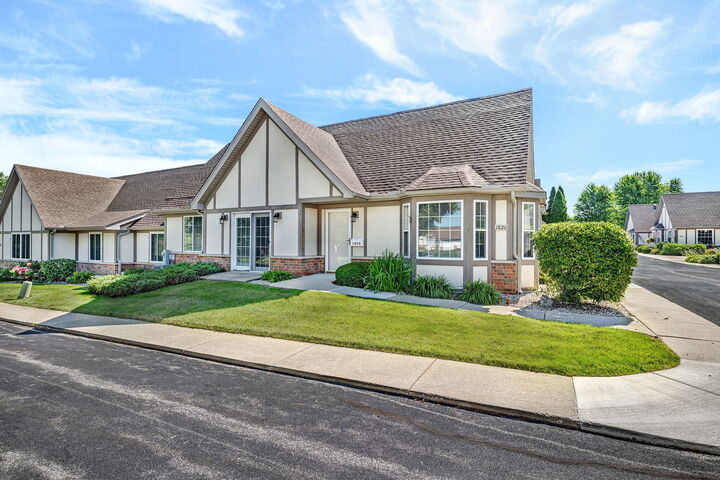 Property Photo:  1820 Willow Circle Drive 1820  IL 60403 