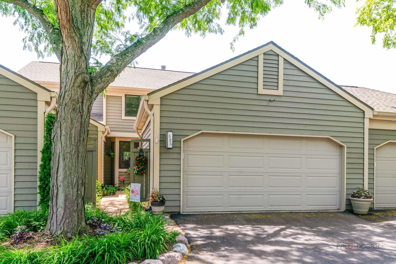 Property Photo:  525 White Oak Lane 26525  IL 60010 