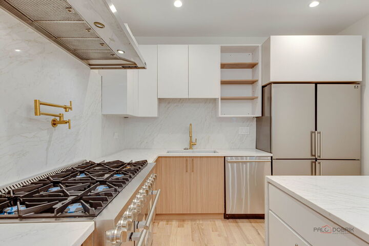 Property Photo: 1826 W Farragut Avenue IL 60640