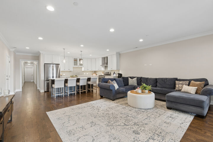 Property Photo: 18 S Fairview Avenue 2N IL 60068