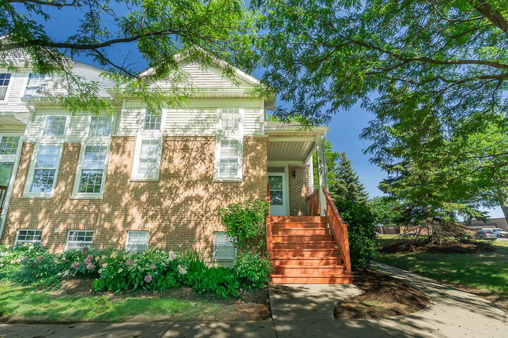 Property Photo: 739 W Georgian Court IL 60101