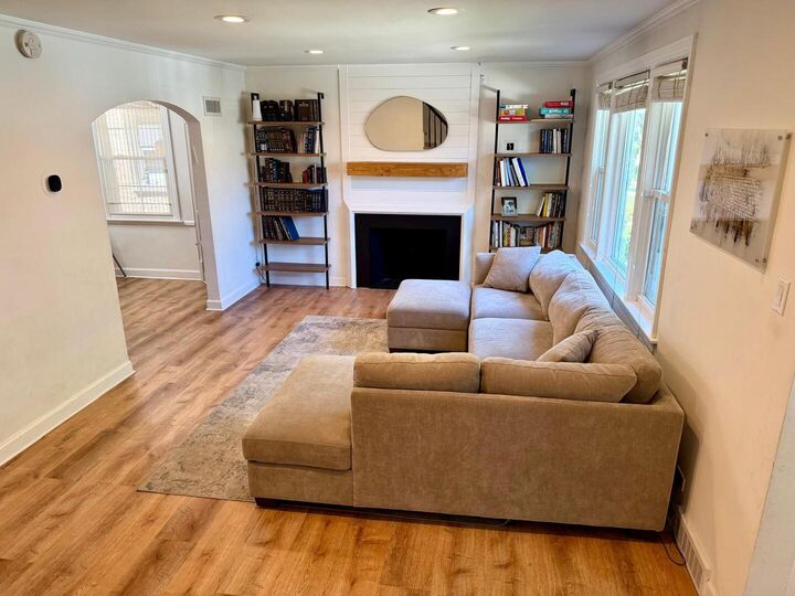 Property Photo: 3011 W Jarvis Avenue IL 60645