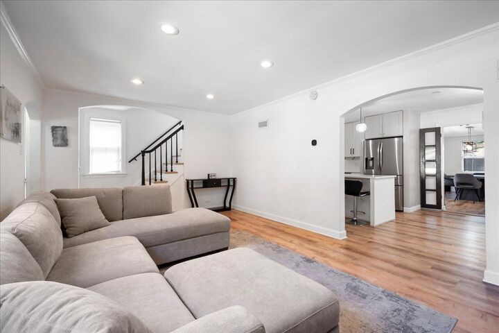 Property Photo:  3011 W Jarvis Avenue  IL 60645 