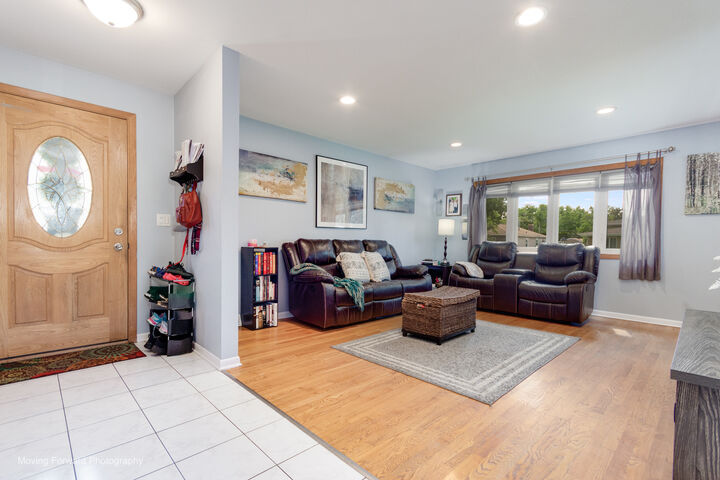 Property Photo:  761 N Willow Road  IL 60126 