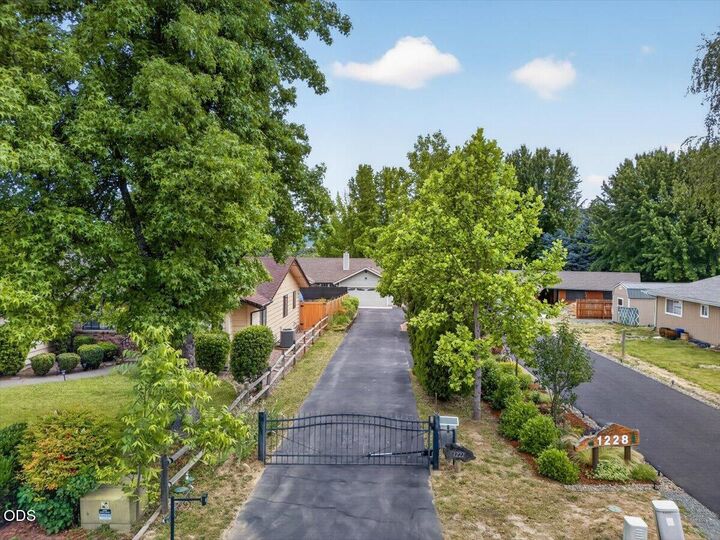 Property Photo: 1222 Monroe Way OR 97527