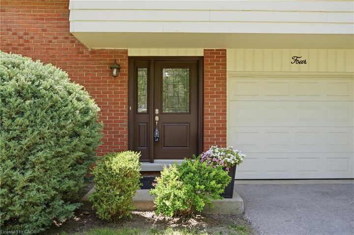 Property Photo:  4 Bradley Place  ON N2A 2B3 