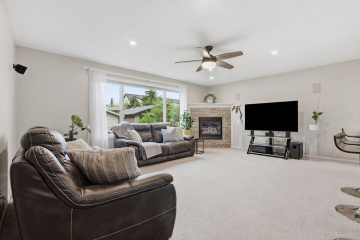 Property Photo:  450 Elgin Way SE  AB T2Z 3Y6 