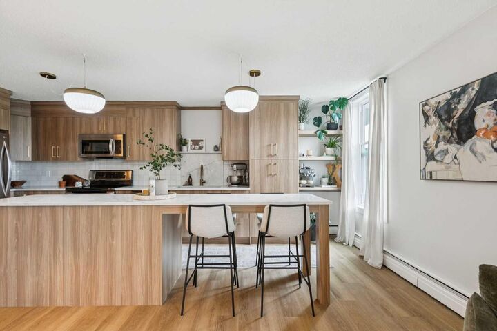 Property Photo: 1328 13 Avenue SW 502 AB T3C 0T3