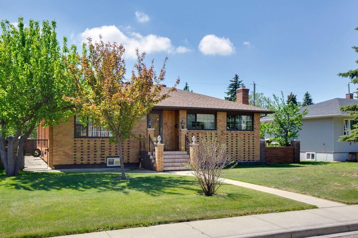 Property Photo:  47 Montrose Crescent NE  AB T3E 5P3 