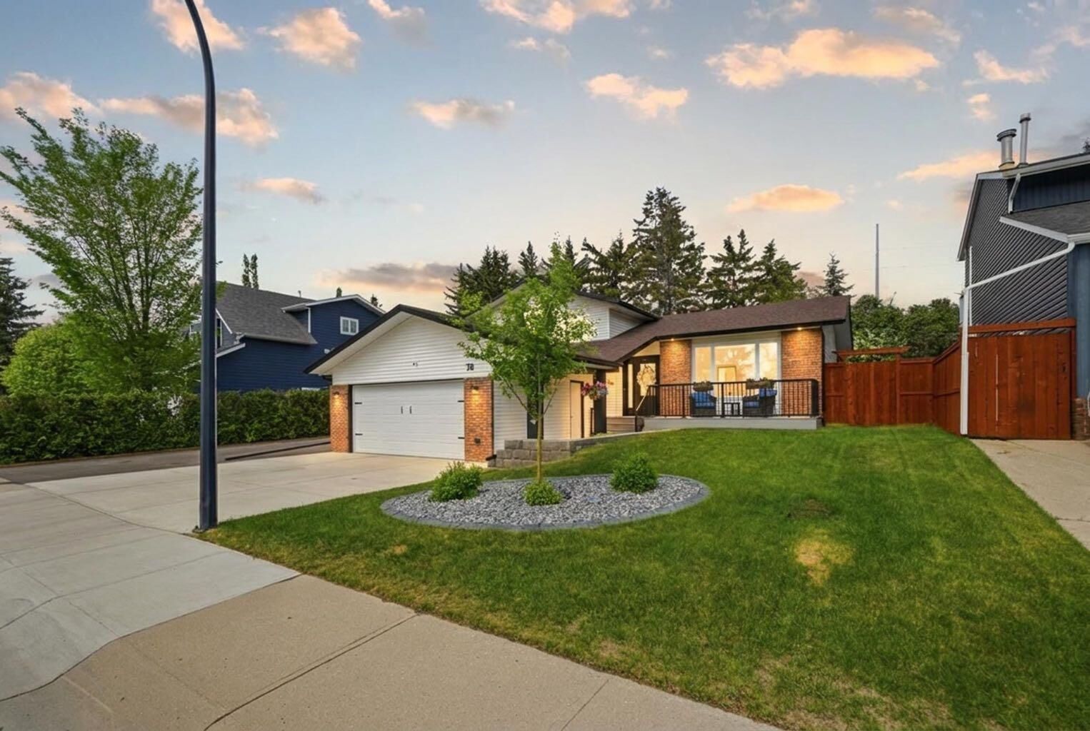Property Photo: 70 Wiltshire Boulevard AB T4N 6L3