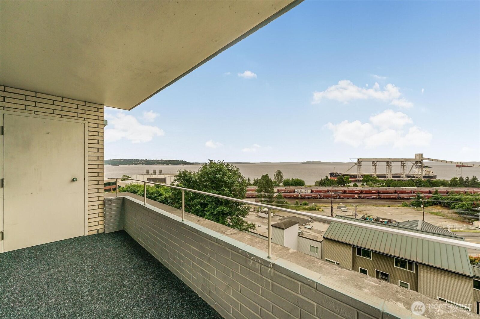 Property Photo: 521 5th Avenue W 306 WA 98119
