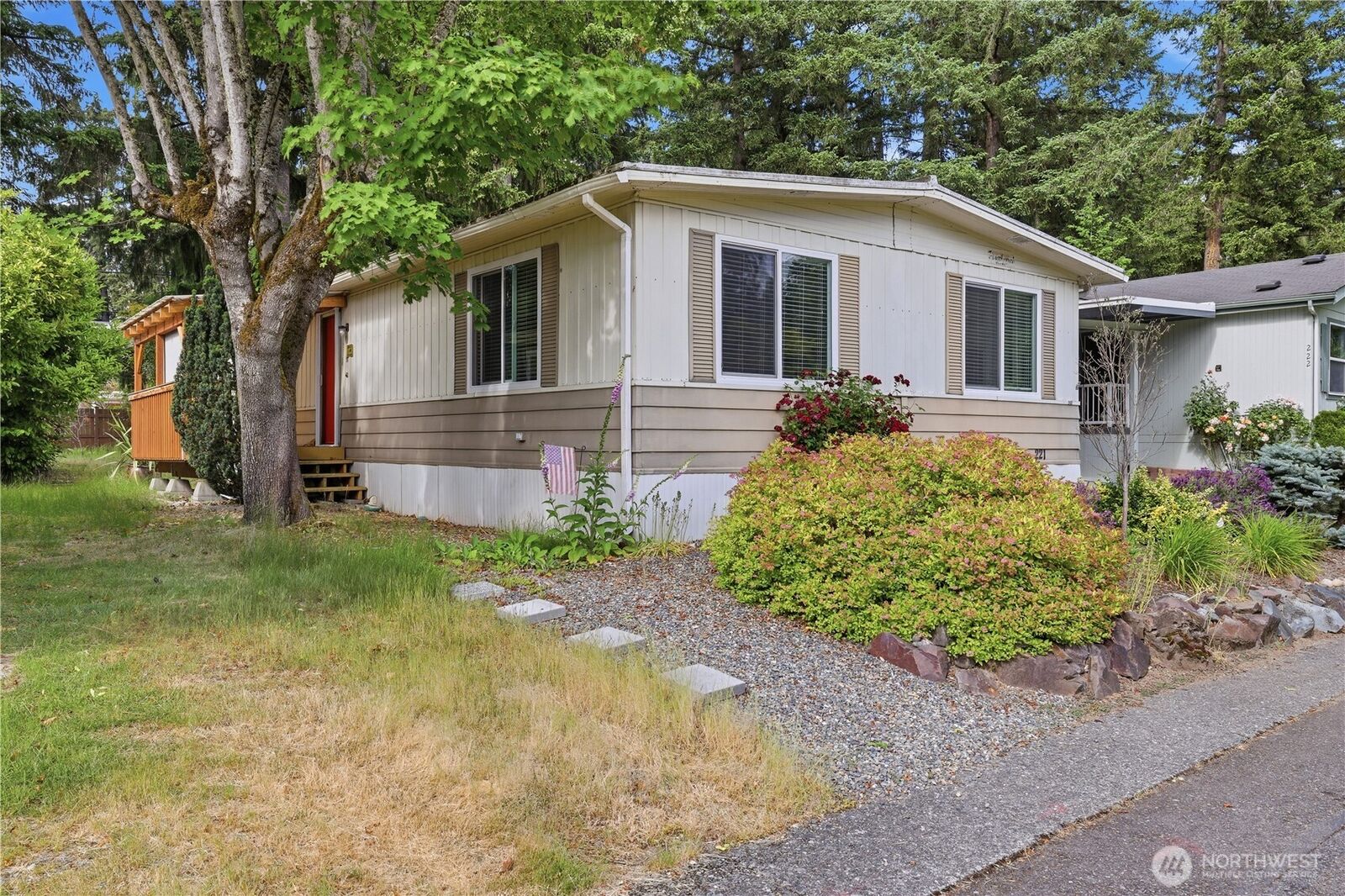 Property Photo: 18425 NE 95th Street 221 WA 98052
