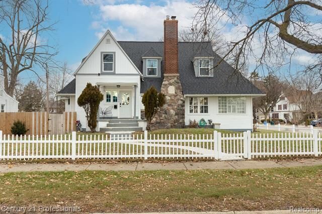 Property Photo:  1500 W Saint Joseph Street  MI 48915 