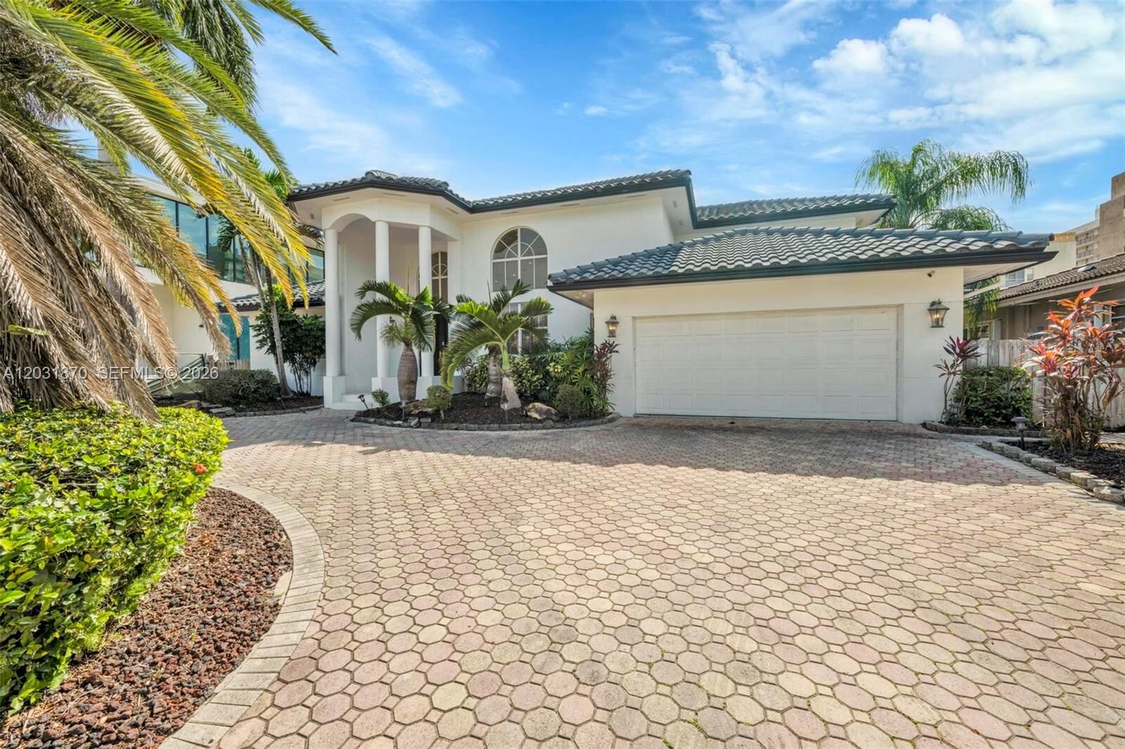 Property Photo: 2940 NE 164th St FL 33160