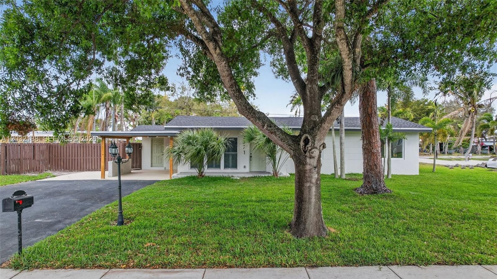 Property Photo: 3371 SW 23rd St FL 33312