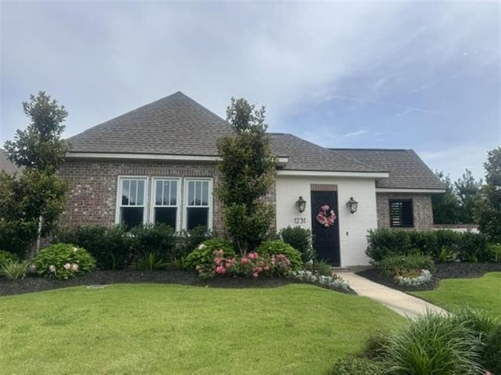 Property Photo: 1231 Five Oaks Drive LA 70605
