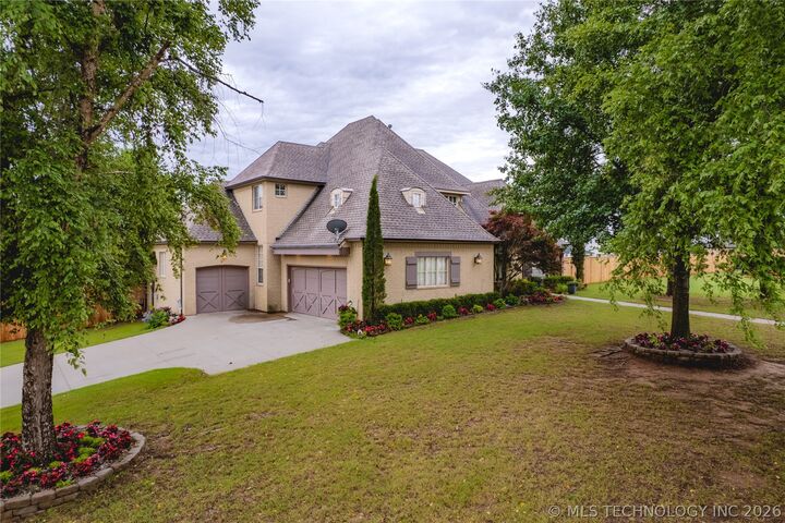 Property Photo: 1901 E Woodland Circle OK 74403
