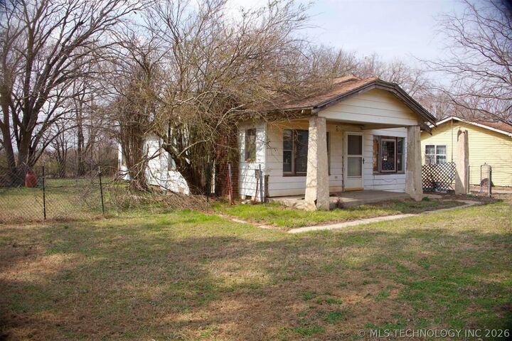 Property Photo:  706 S Layton  OK 74840 