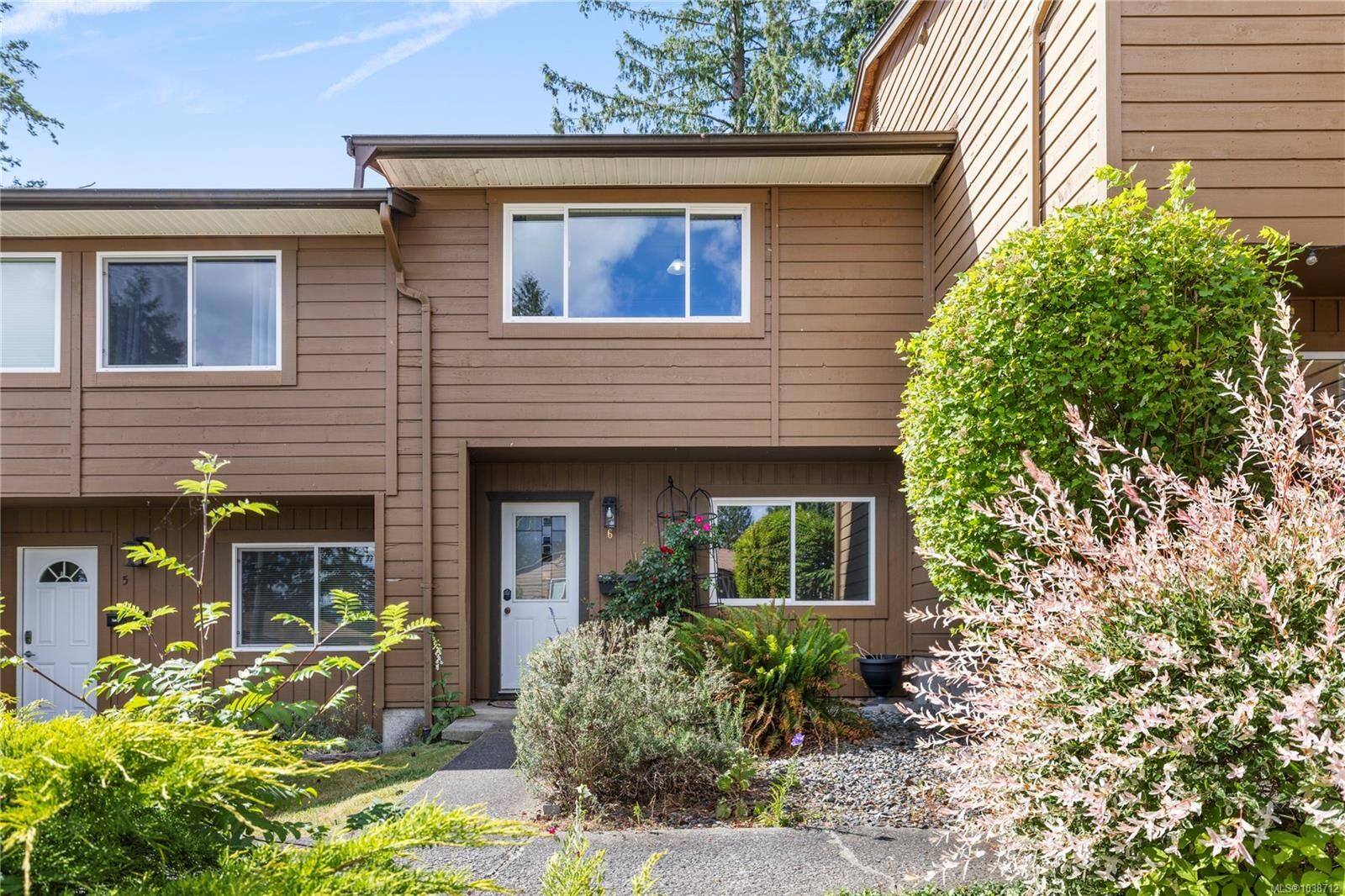 Property Photo: 855 Howard Ave #6 BC V9R 5V4