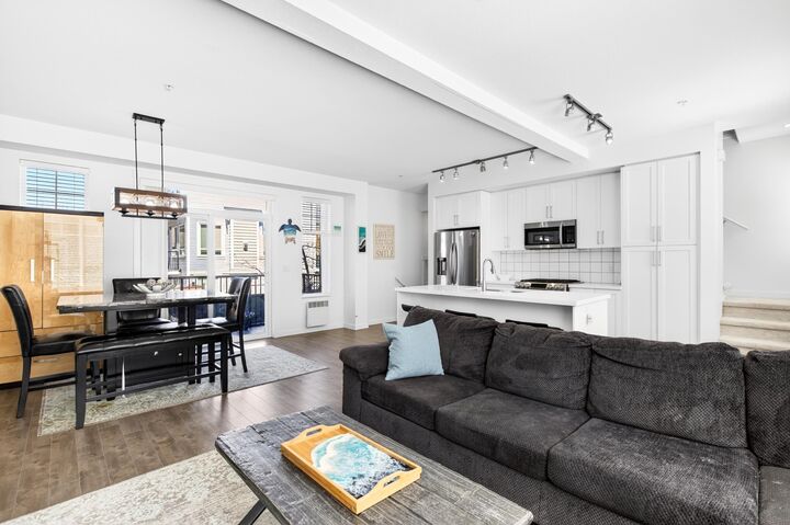 Property Photo: 11272 240 Street 7 BC V2W 0J8