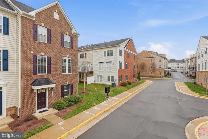 Property Photo:  24594 Laurel Lake Terrace  VA 20166 