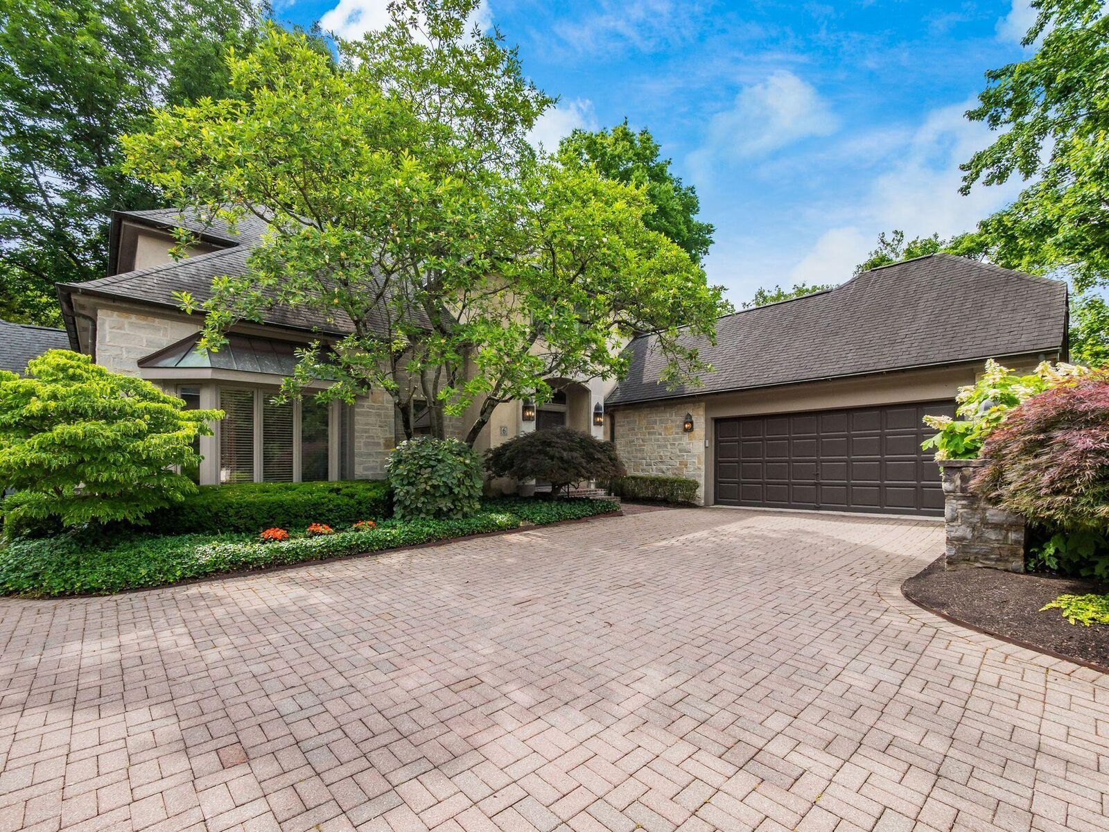 Property Photo: 6 Lyonsgate Road OH 43209