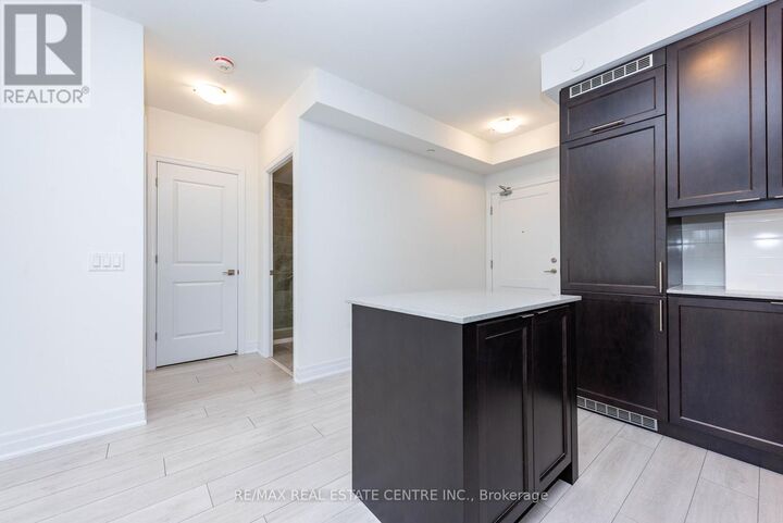 Property Photo:  30 Elm Drive West 601  ON L5B 1L9 