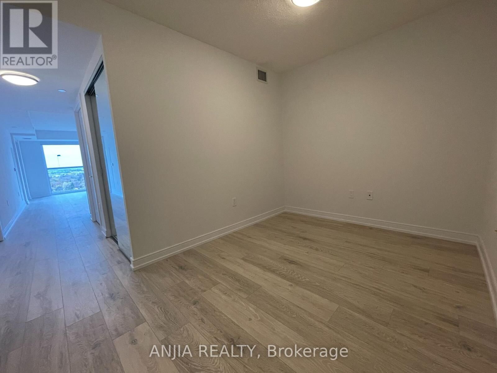 Property Photo: 225 Village Green Square 1910 ON M1S 0N4