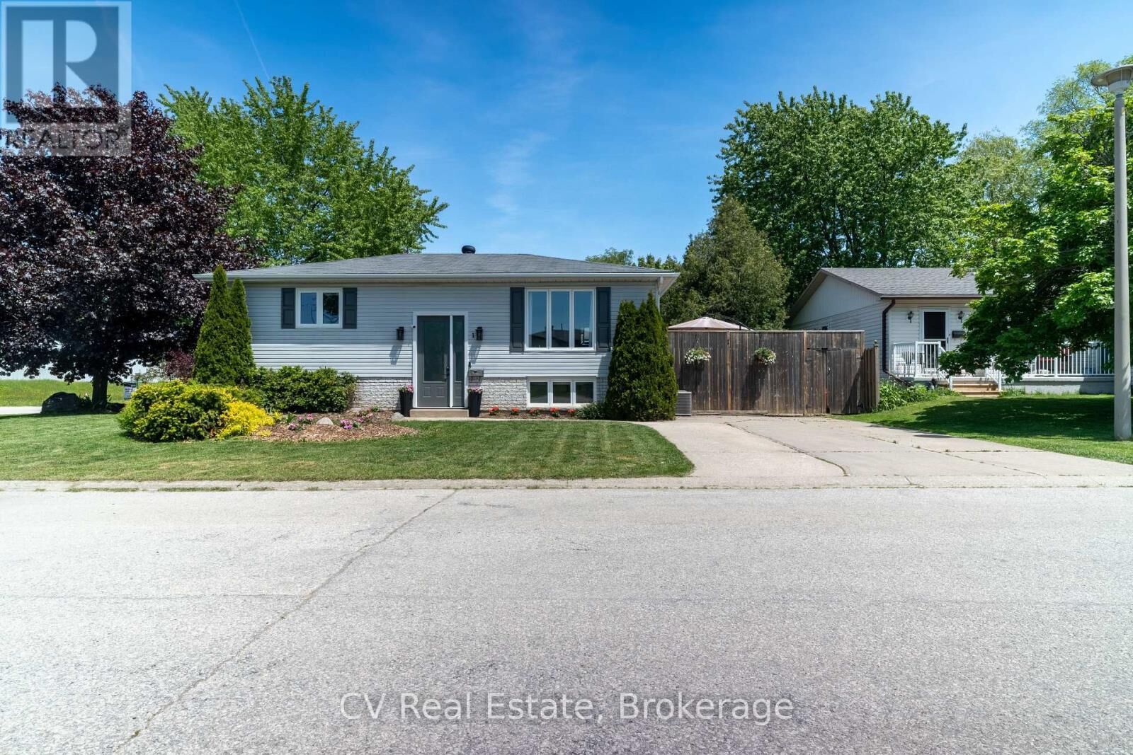 Property Photo: 1 Birchwood Court ON N4L 1T9